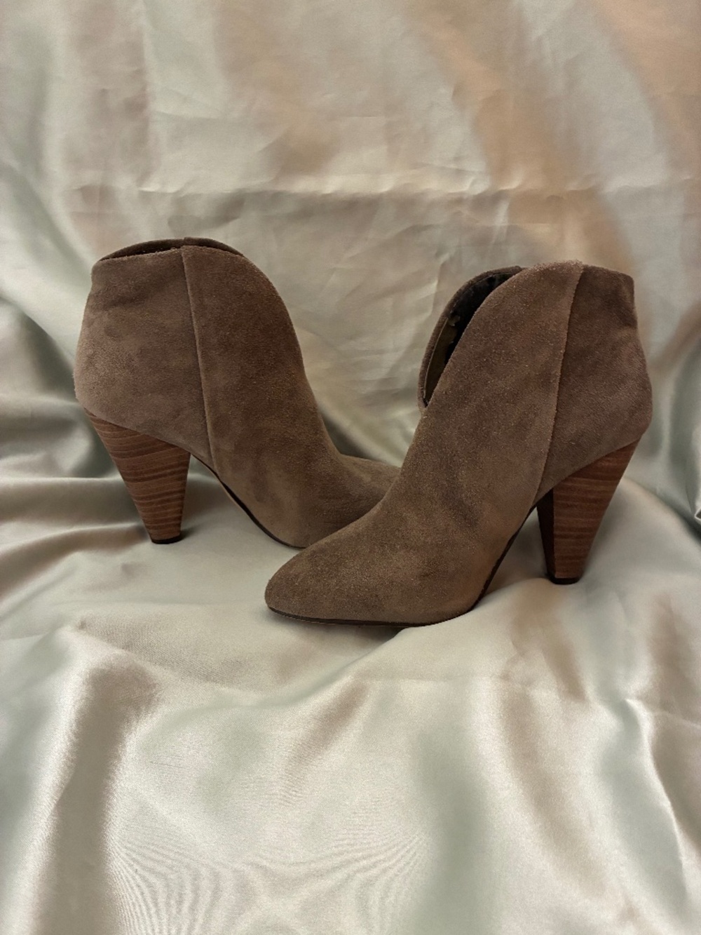 Vince Camuto Khaki Beige Taupe Evangie Suede Ankle Boots Booties Size 6/36 VGUC